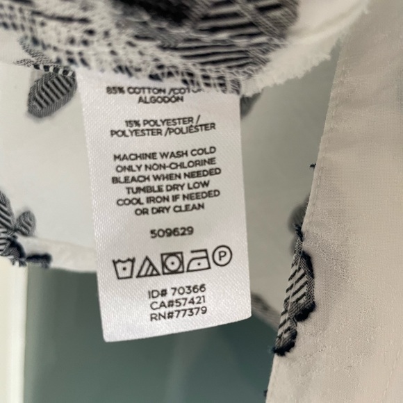 EUC Ann Taylor Floral Wrap Blouse, size 2 - Picture 4 of 6